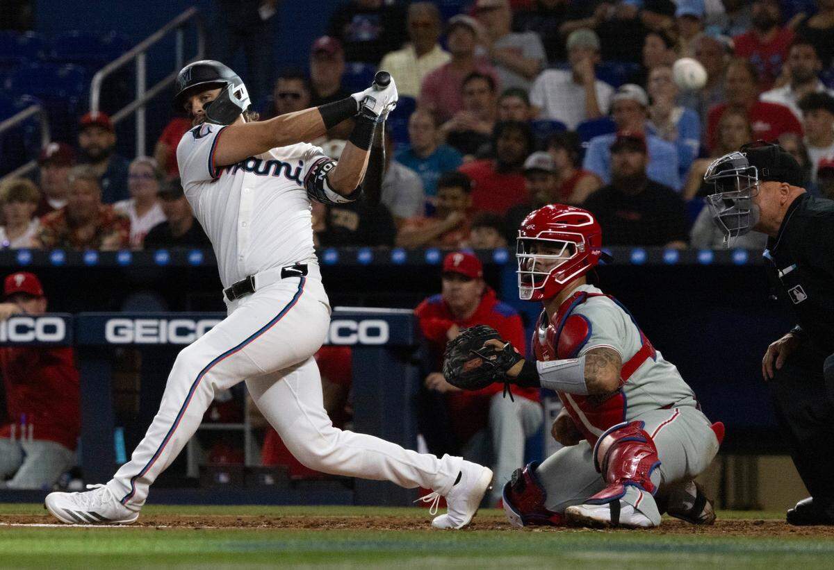 El tercera base de los Marlins Connor Norby batea en el segundo inning del partido ante los Filis de Filaldelfia, celebrado el 16 de junio de 2025 en Miami.
