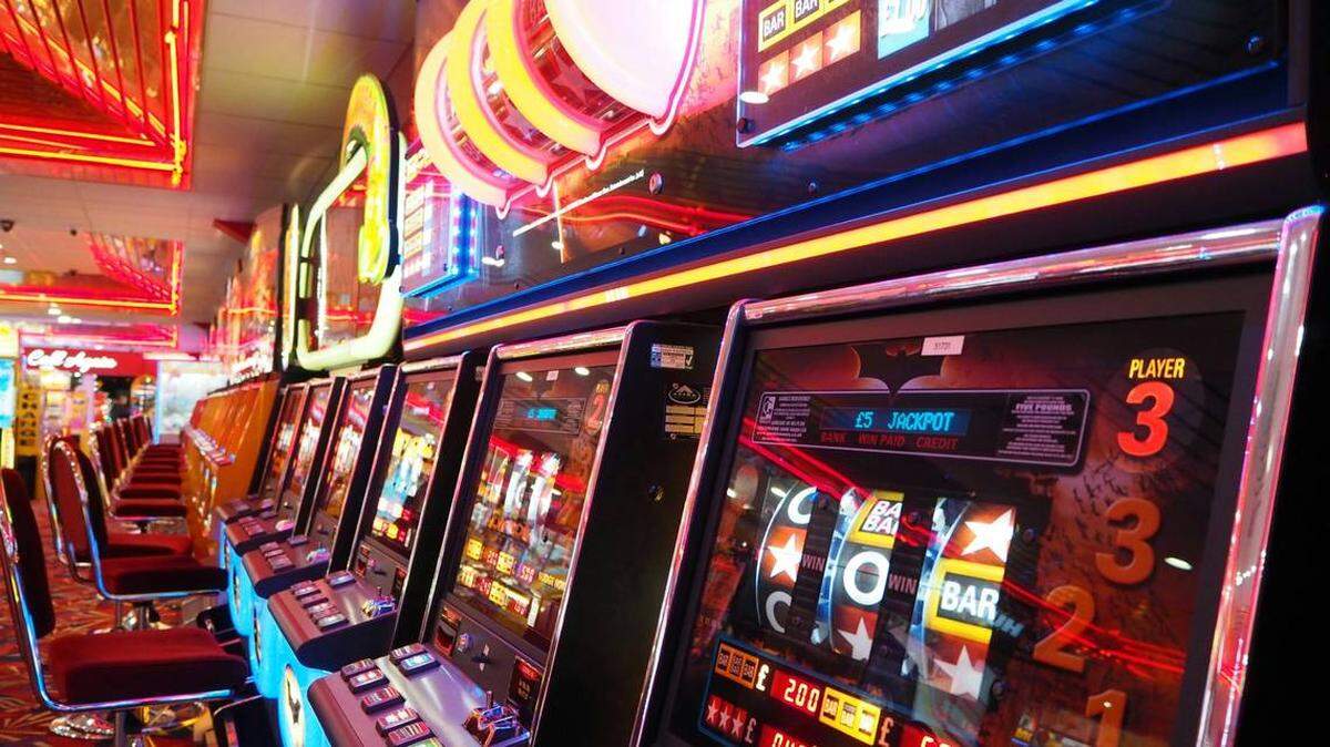 Dos jugadores apuestan en máquinas tragamonedas y ganan jugosos premios el mismo día en un casino de la Florida.