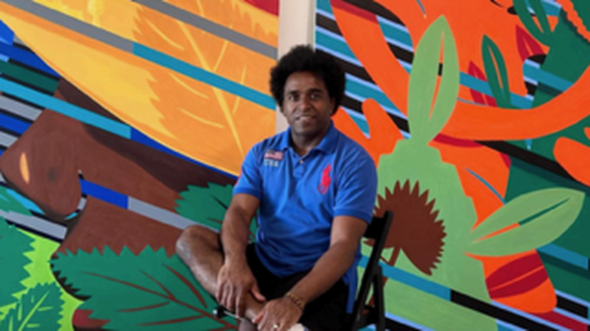 El artista cubano Alexandre Arrechea frente a una de sus obras expuestas en LnS Galley.