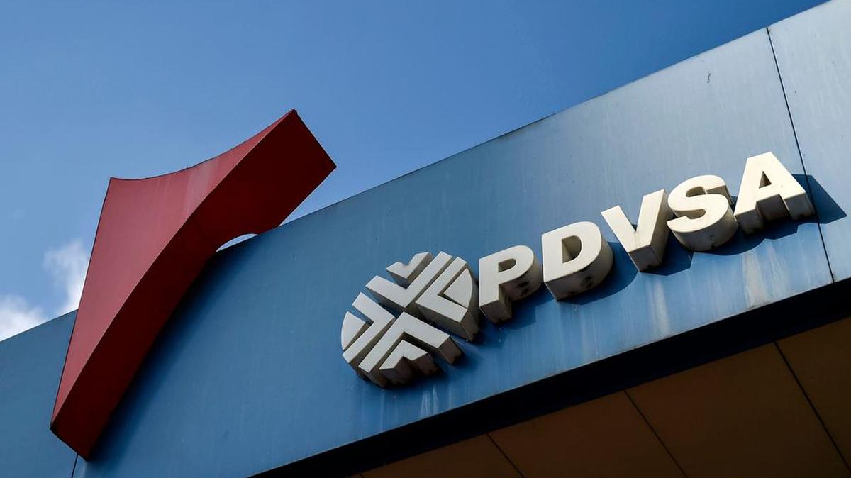 Esta imagen de archivo tomada el 29 de enero de 2019 muestra el logotipo de la compañía petrolera estatal venezolana PDVSA en una estación de servicio en Caracas. 