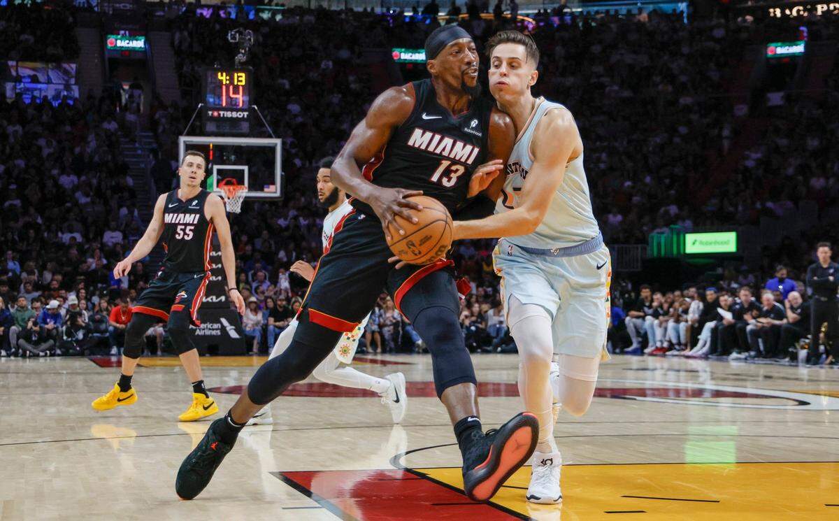El jugador del Heat Bam Adebayo trata de superar la defensa de Zach Collins, de los Spurs de San Antonio, en el partido celebrado el 19 de enero de 2025 en Miami.