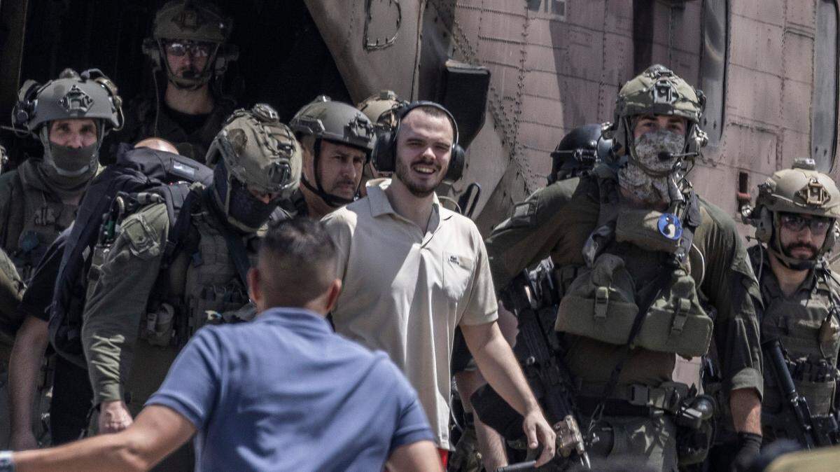 Andrey Kozlov (C), de 27 años, uno de los cuatro rehenes israelíes secuestrados por Hamás en el festival de música Nova el 7 de octubre, llega en helicóptero al centro médico Sheba de Ramat Gan.