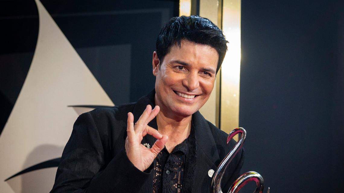 El cantante boricua Chayanne posa en la alfombra de los Premios Lo Nuestro, celebrados el 22 de febrero de 2024 en el Kaseya Center de Miami