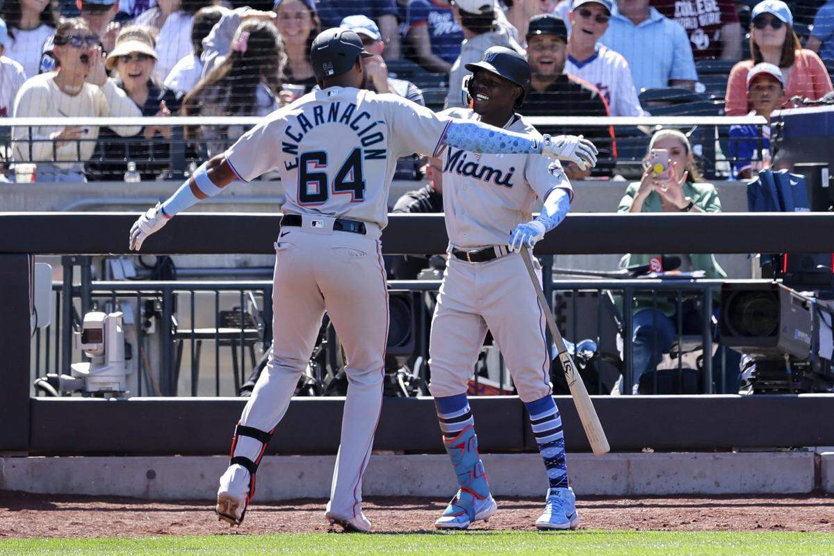 El jardinero de los Marlins Jerar Encarnación (izq.) celebra con Jazz Chisholm Jr. tras batear un jonrón en el séptimo inning del partido ante los Mets, celebrado el 19 de junio de 2022 en Nueva York.