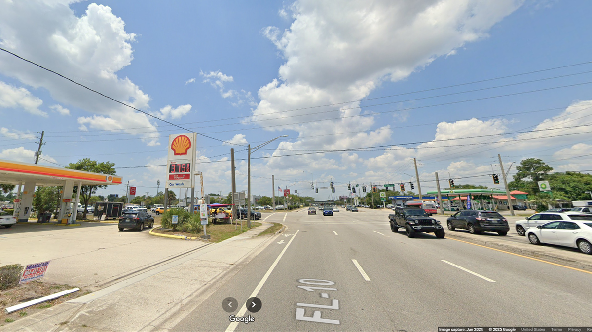 El tiroteo ocurrió alrededor de la 1:45 p. m. del 2 de agosto en la intersección de Atlantic Boulevard y St. Johns Bluff en Jacksonville, según la policía de Jacksonville.