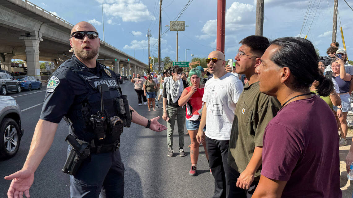 Migrante venezolano que recibió dos disparos de un agente de ICE es trasladado a un centro de detención