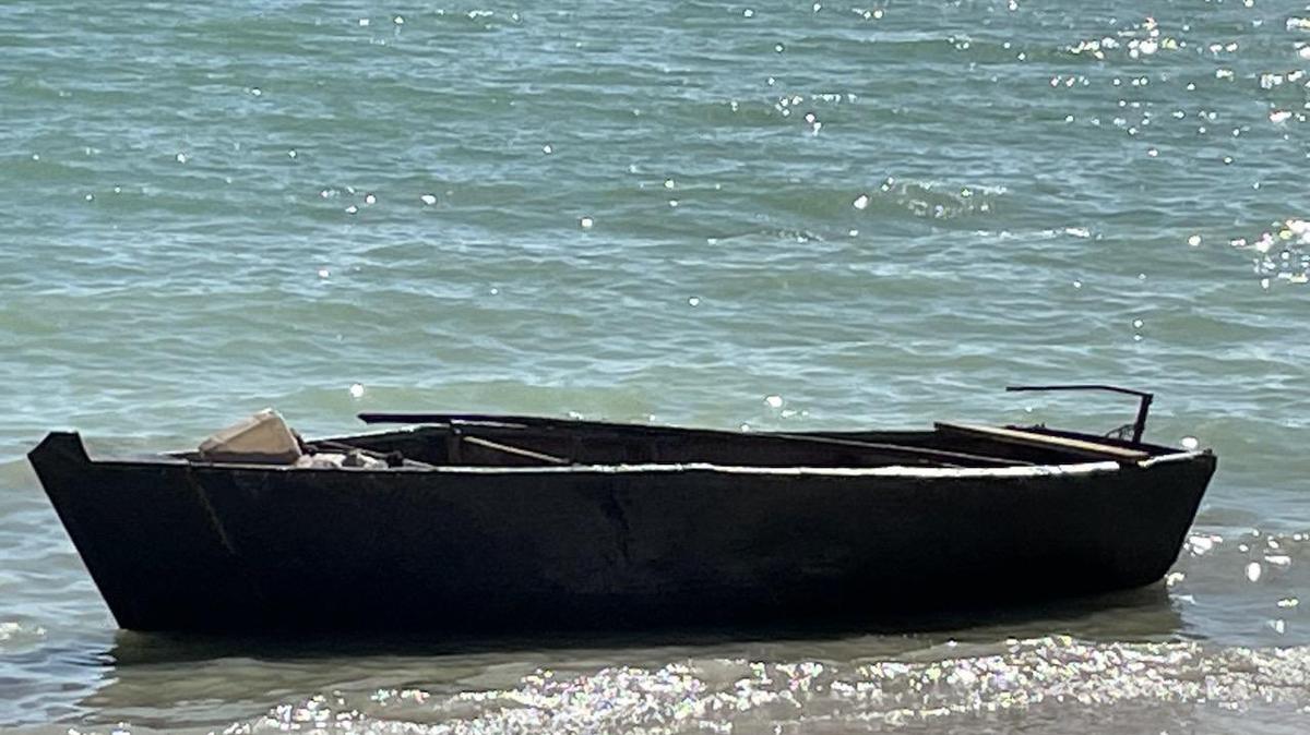 Cinco cubanos que se dirigían en una precaria embarcación a la costa de Florida fueron rescatados por un barco crucero el 2 de enero de 2023.
