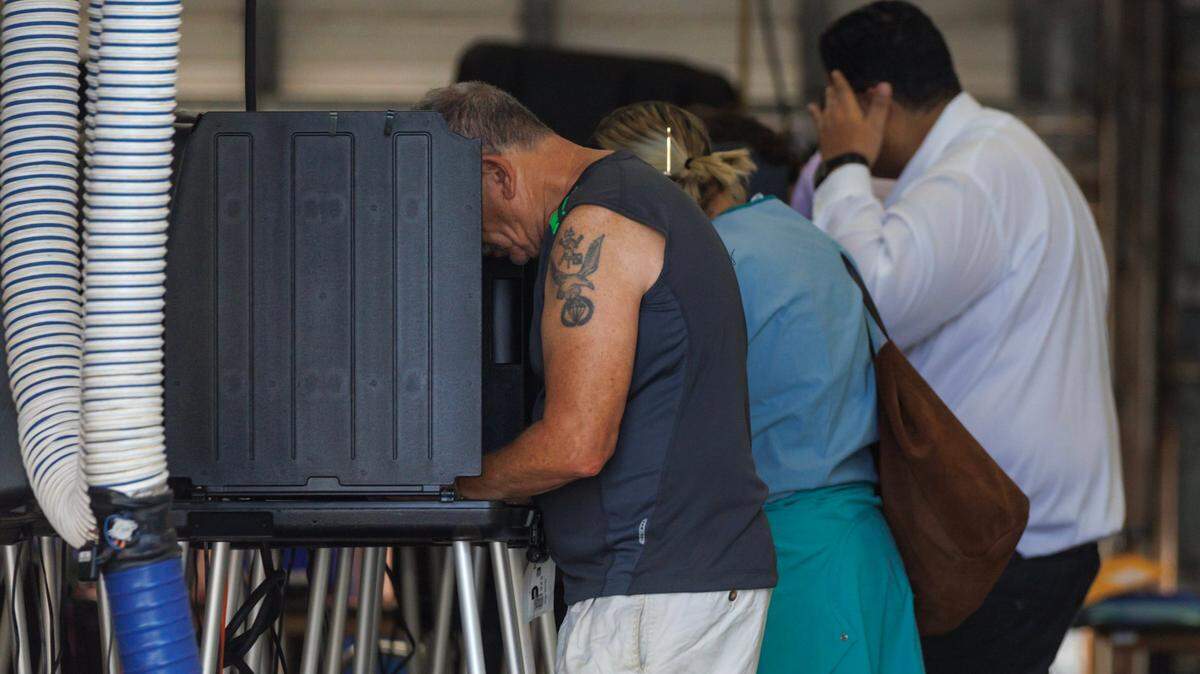 Personas emitiendo su voto durante las elecciones de medio mandato en el Condado Miami-Dade en el Departamento de Bomberos de Miami Beach - Estación 3, el martes 8 de noviembre de 2022 en Miami Beach, Florida.