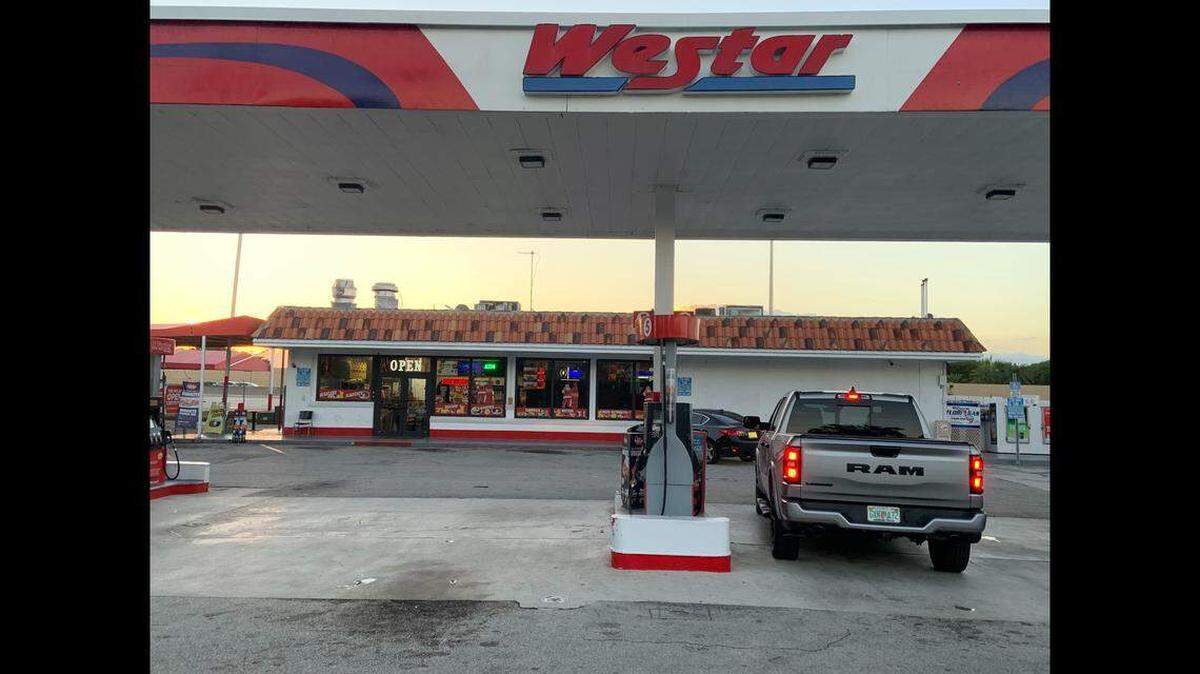 Estación de servicio y minimarket Westar, 6776 SW 117th Ave. DAVID J. NEAL dneal@miamiherald.com