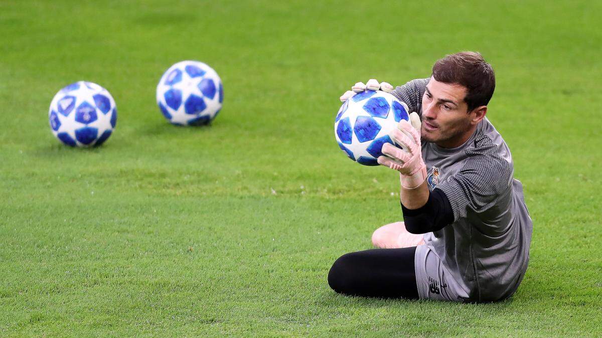 El portero español del Porto, Íker Casillas, durante una sesión de entrenamientos en Gelsenkirchen, Alemania, el  17 de septiembre de 2018.