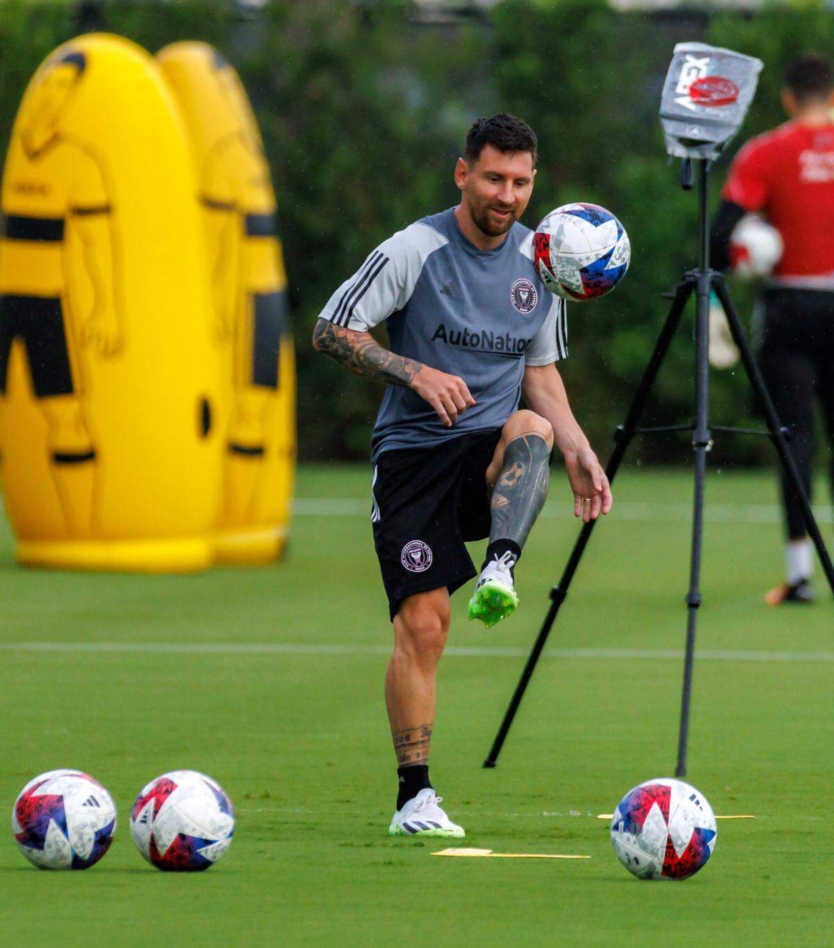 El delantero del Inter Miami Lionel Messi  domina el balón en la práctica con el equipo el 20 de julio de 2023 en el Florida Blue Training Center en Fort Lauderdale, Florida.