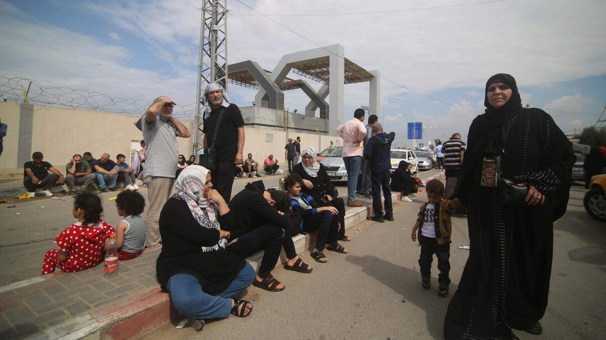 Cientos de personas esperan que abran el punto fronterizo de Rafah, en sur de Gaza, en la frontera con Egipto, el lunes 16 de octubre de 2023.