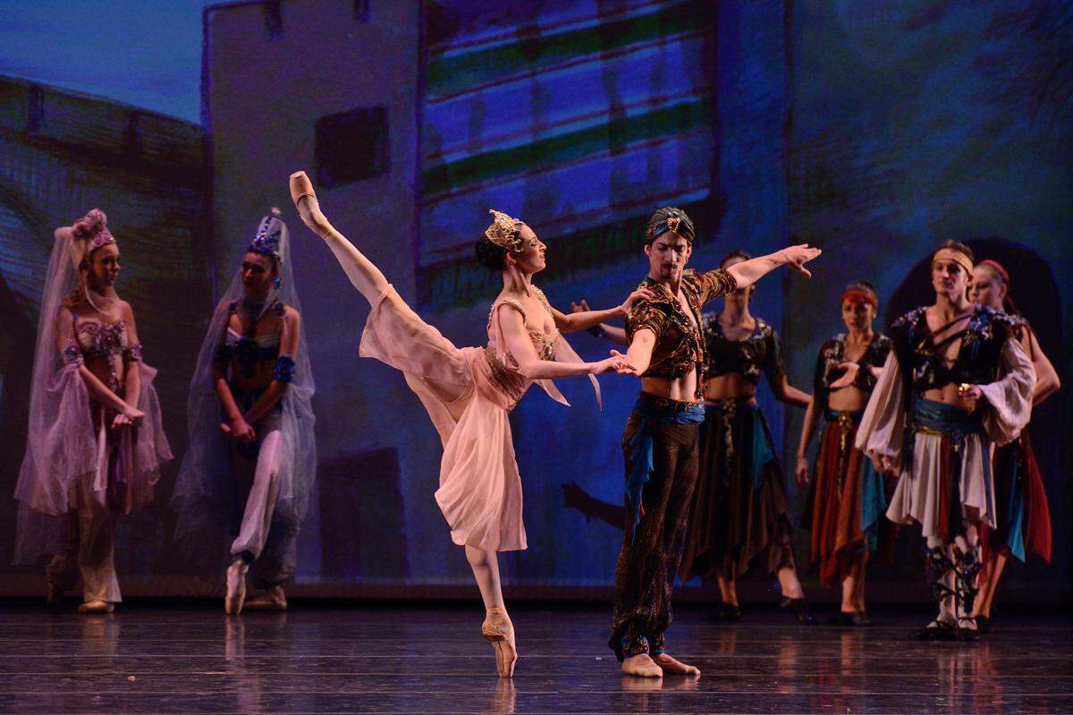 Marize Fumero, Jorge Oscar Sánchez y el cuerpo de baile del Cuban Classical Ballet of Miami en “Le Corsaire”. 