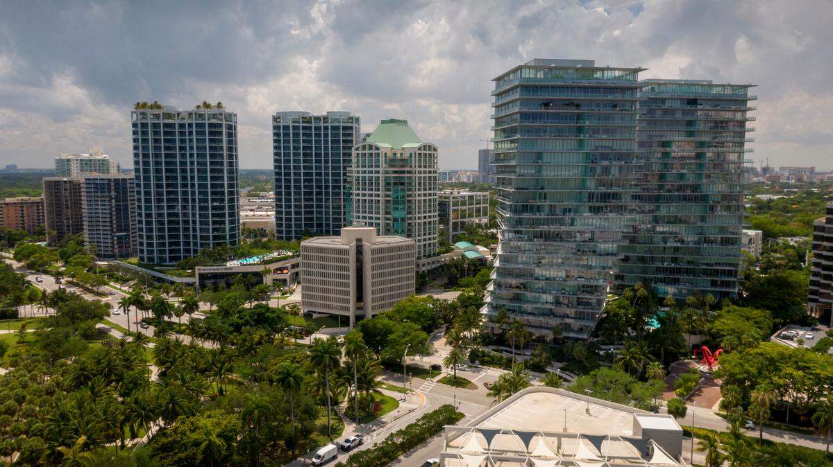 Los condados Miami-Dade y Broward experimentaron un descenso en las ventas de casas y Broward vio un descenso en las transacciones de condominios en septiembre. Arriba: Una vista aérea de South Bayshore Drive en Coconut Grove.