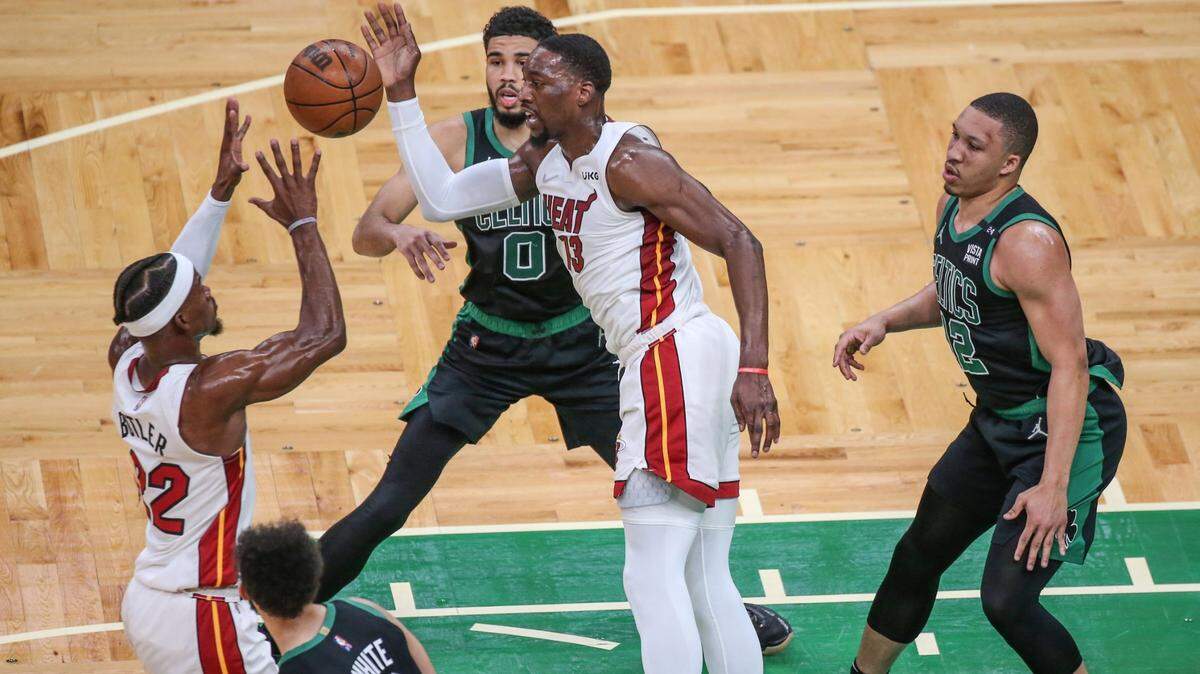 El centro del Heat, Bam Adebayo (13), le da un rebote a su compañero de equipo Jimmy Butler (22), durante el juego contra los Celtics celebrado el 27 de mayo de 2022 en Boston.