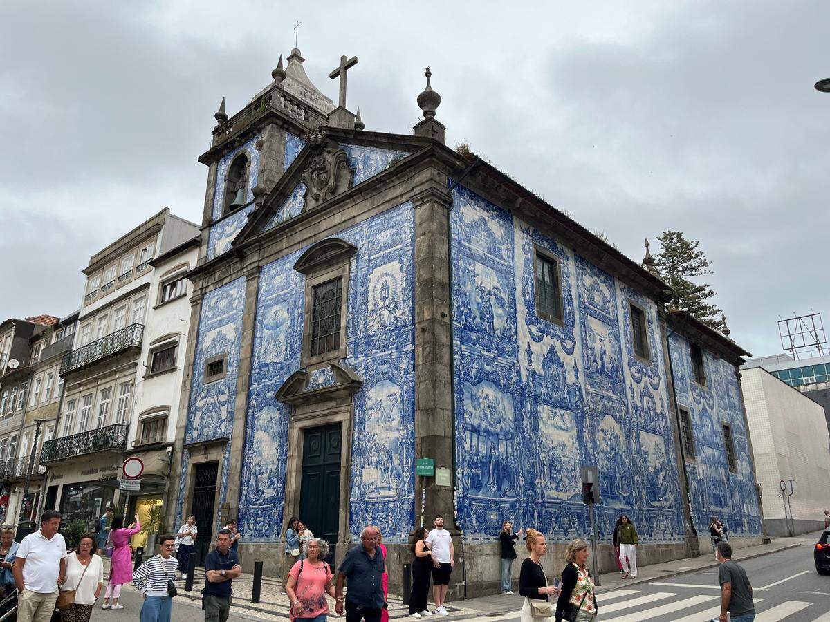 En la Rua Santa Catarina se alza la Capilla de las Almas, llamada así por la imagen de la Virgen del mismo nombre que alberga.