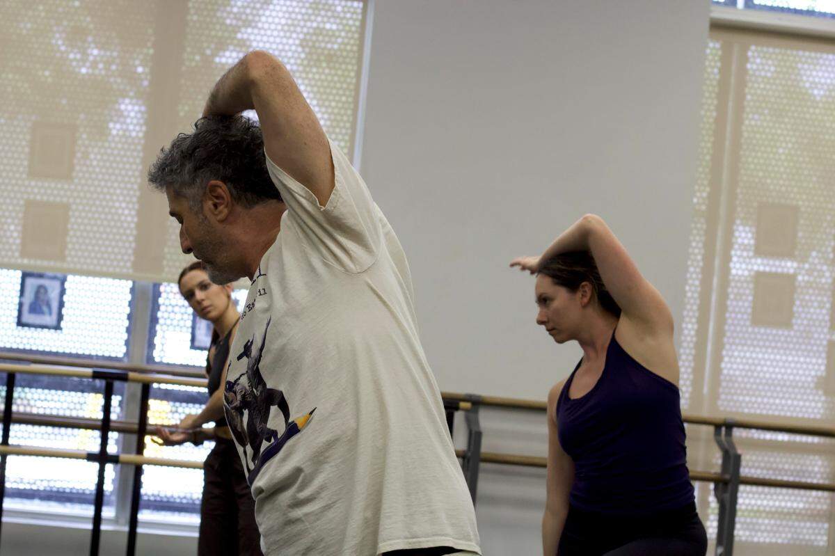 De izquierda a derecha: Rae Wilcoxson, Diego Salterini y Amanda Davis en un ensayo de “Terra Mia | My Land”.