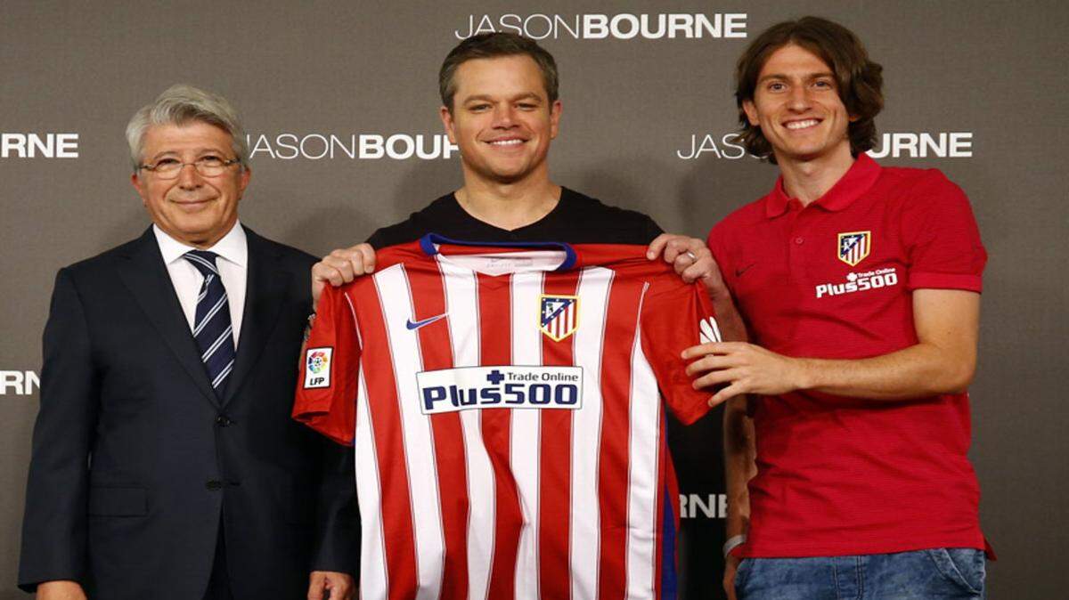 El actor estadounidense Matt Damon (centro), con Enrique Cerezo y el lateral brasileño Filipe Luis, el 13 de julio del 2016 en Madrid.