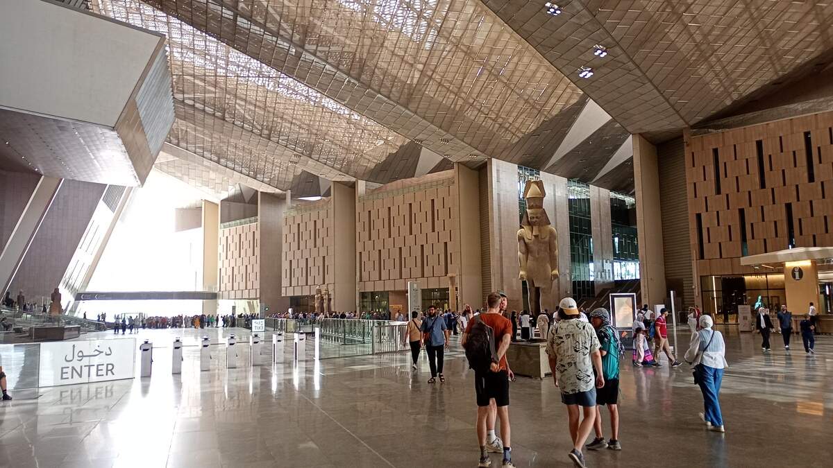 La estatua gigante de Ramses III a la entrada del museo.