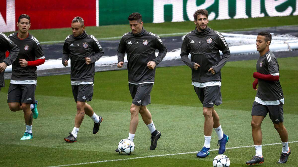 James Rodríguez, Rafinha, Robert Lewandowski, Javi Martínez y Thiago Alcántara (de izq. a der.) durante un entrenamiento con el Bayern de Munich, el 30 de abril de 2018 en Madrid.