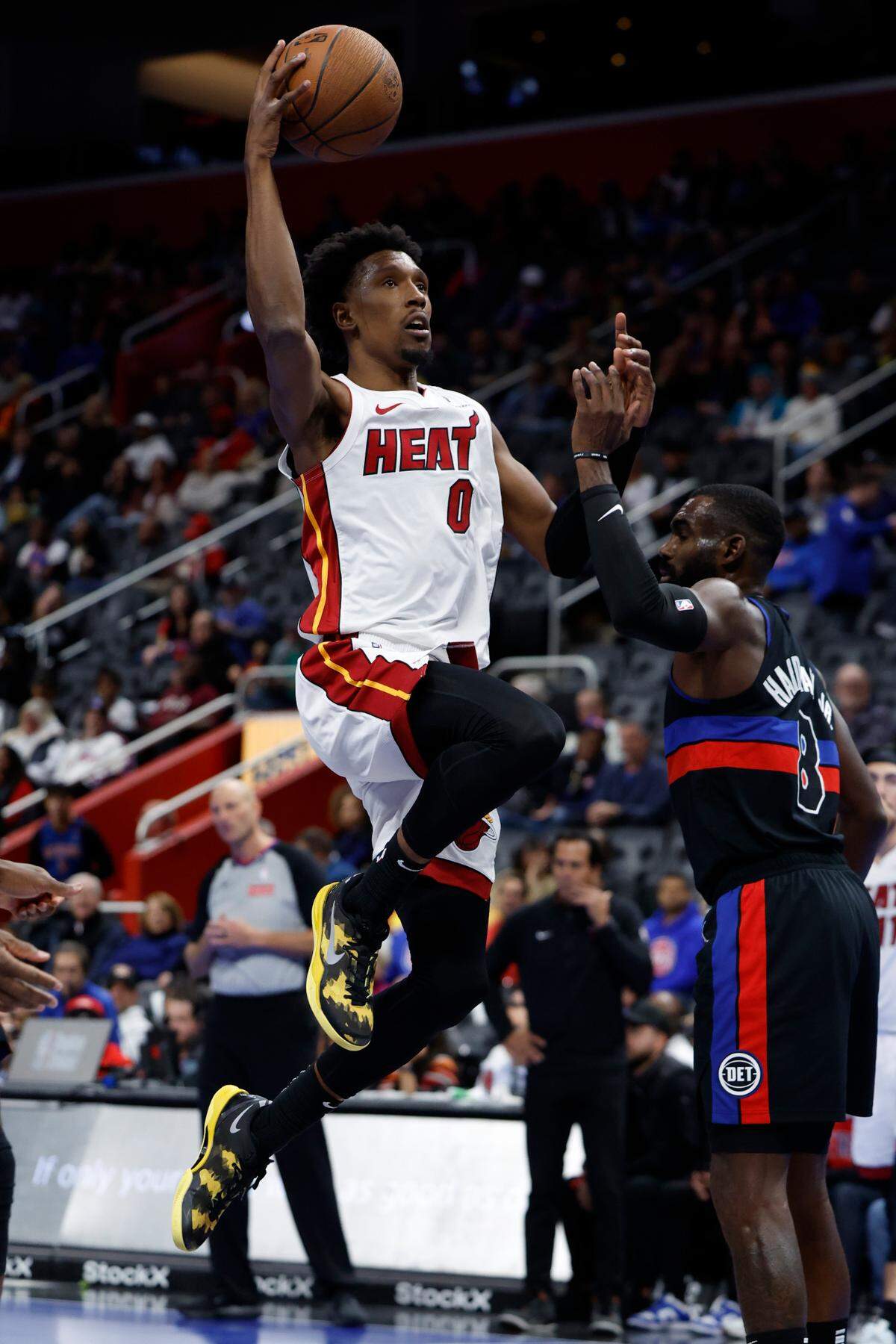 El jugador del Heat de Miami Josh Richardson tira al aro en el partido contra los Pistons, celebrado el 12 de noviembre de 2024 en Detroit.