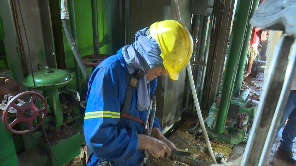 Un trabajador de la Unión Eléctrica durante labores para restablecer el servicio eléctrico en Cuba.