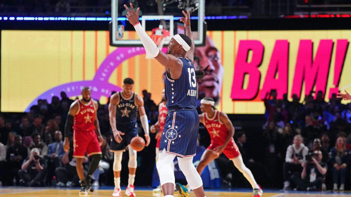 El centro del Heat Bam Adebayo (13) reacciona tras una jugada por el equipo de la Conferencia Este ante la del Oeste, en el Juego de las Estrellas celebrado el 18 de febrero de 2024 en Indianápolis.