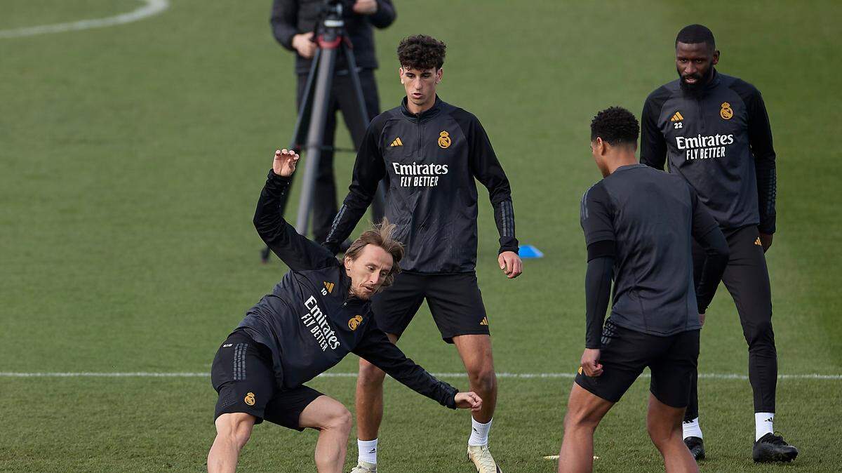 Los jugadores del Real Madrid Luka Modric, Jacobo Naveros, Jude Bellingham y Antonio Rudiger (de izq. a der.) durante un entrenamiento este martes en la capital española, previo al partido de vuelta de octavos de final de la Liga de Campeones ante Leipzig.