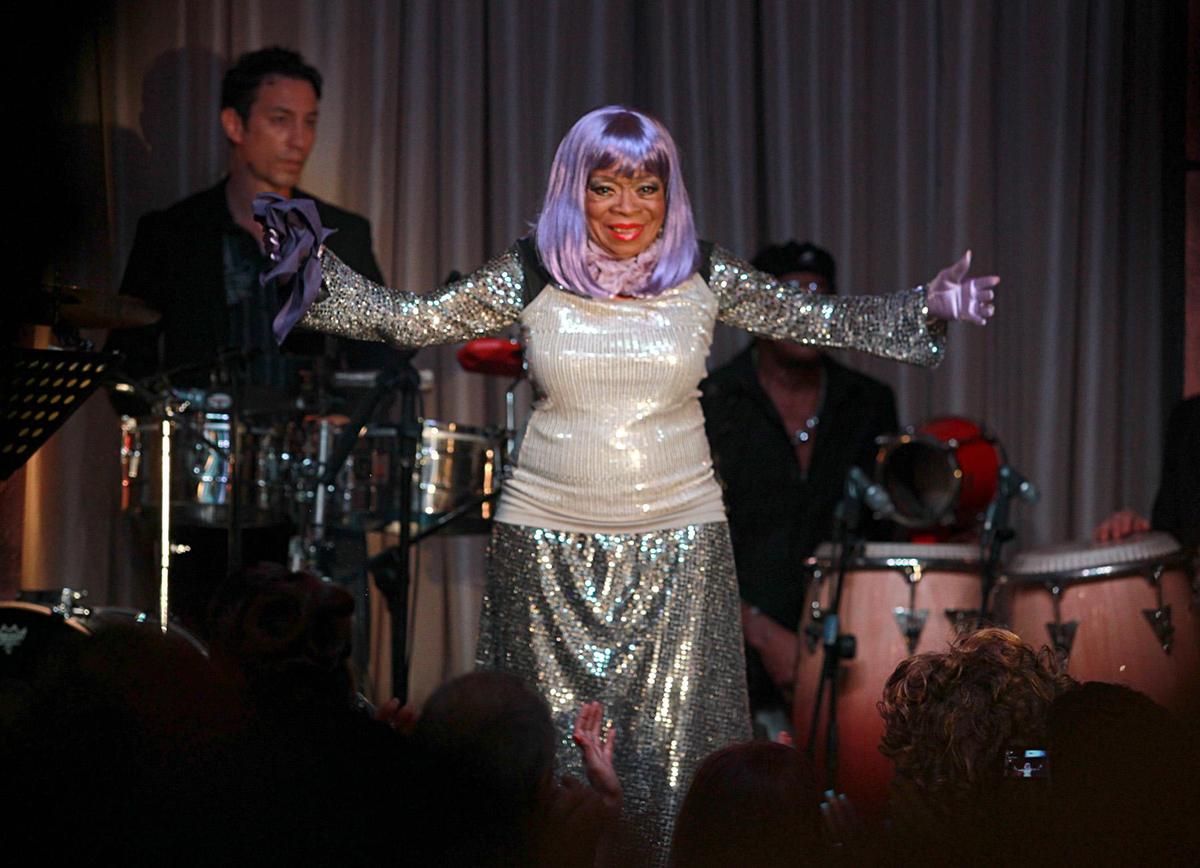 La ‘vedette’ cubana Juana Bacallao durante su presentación en el club The Place de Miami en el 2011.