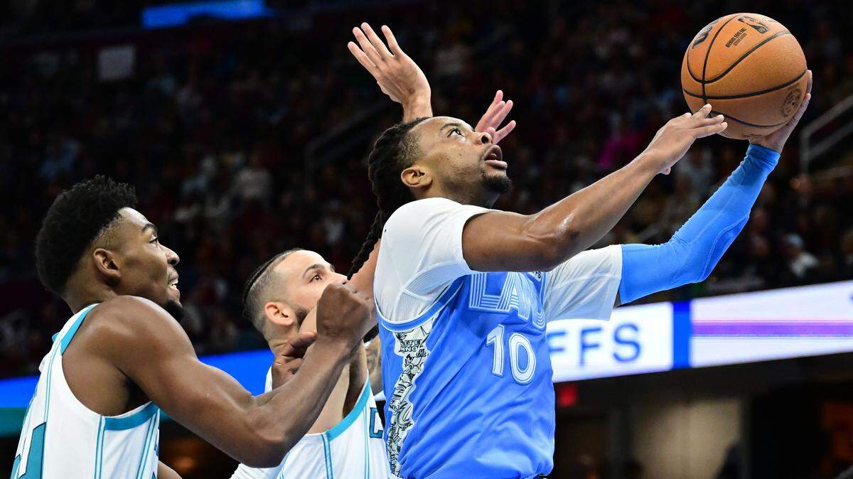 El jugador de los Cavaliers Darius Garland (10) entra al aro en el partido ante los Hornets de Charlotte, celebrado el 17 de noviembre de 2024 en Cleveland.