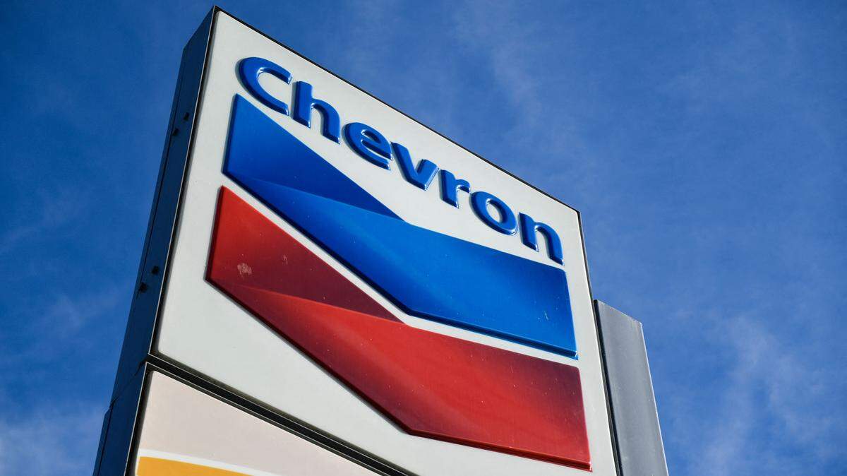 El logo de Chevron se muestra en una estación de gasolina de la compañía el 26 de enero de 2022 en El Segundo, California.
