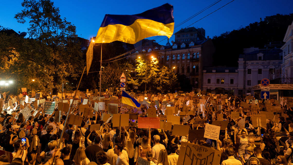 Zelenski se reúne con mandos militares mientras se intensifican las protestas callejeras