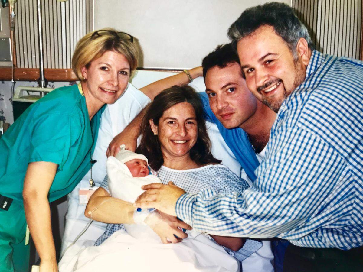 Raúl De Molina junto su esposa Mily, el doctor Edward Fidalgo y una enfermera de Mercy Hospital minutos después del nacimiento de Mia.