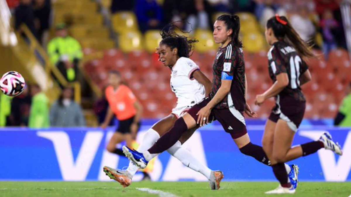 Con gol de Jordynn Dudley (der.), Estados Unidos venció 3-2 a México y avanzó a los cuartos de final del Mundial femenino sub-20 de Colombia.