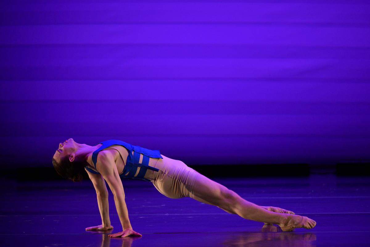 David Harris, bailarín de Dance NOW! Miami (DNM) en “Lápiz azul”. 