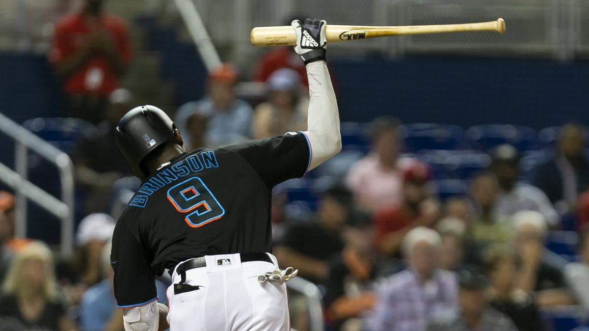 LEWIS BRINSON estrella su bate contra el suelo tras poncharse contra los Filis el 12 de abril.
