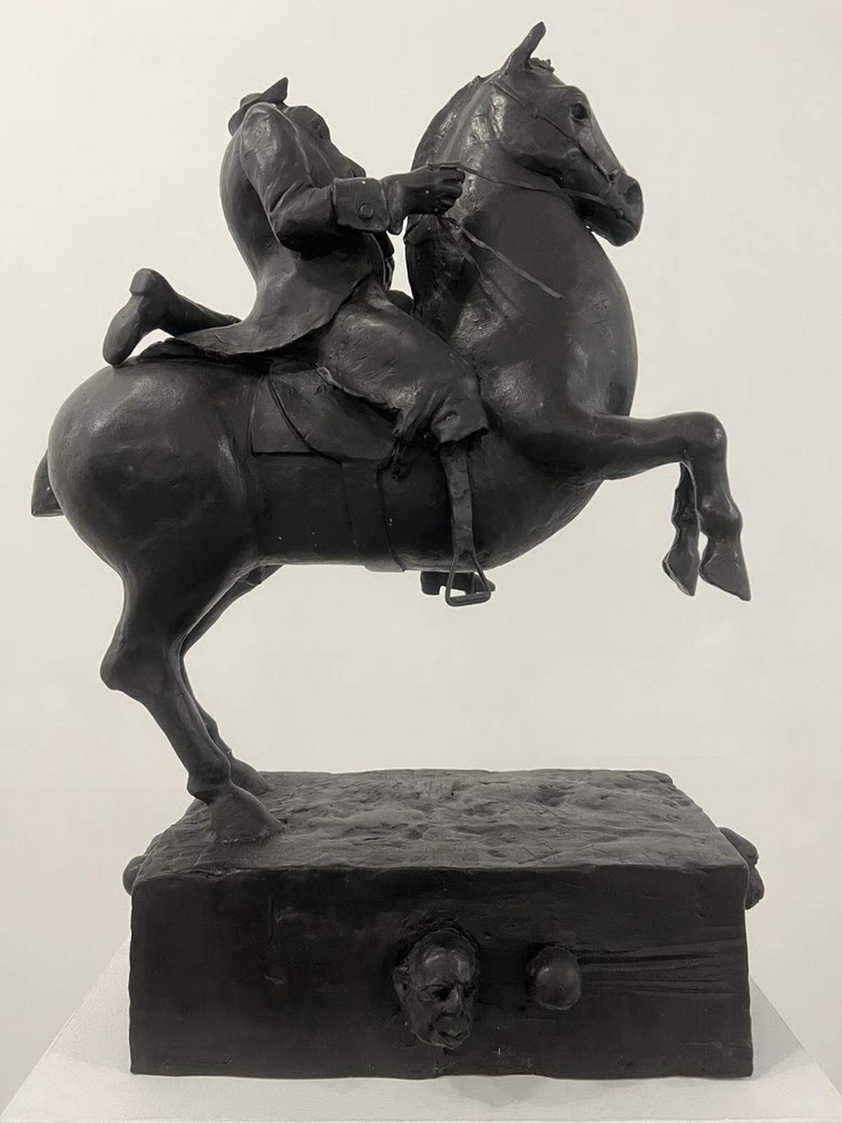 “Legend of the Hudson”, 2007, de Julio Larraz. Edition 32AP, bronce, 87.5 x 72 x 33 in. 222.2 x 182.8 x 83.8 cm. Ascaso Gallery.
