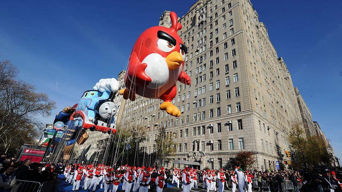 Ambiente en torno a Red, de la película “Angry Birds”, durante el Desfile del Día de Acción de Gracias de Macy’s, el 26 de noviembre de 2015 en la ciudad de Nueva York. El popular videojuego para teléfonos inteligentes ‘Angry Birds’ será incorporado al Salón de la Fama Mundial de los Videojuegos del The Strong National Museum of Play, informó la institución esta semana.