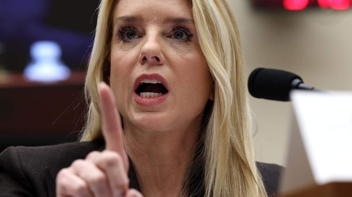 La fiscal general de Estados Unidos, Pam Bondi, testifica ante el Comité Judicial de la Cámara de Representantes en el Edificio de Oficinas Rayburn el 11 de febrero de 2026 en Washington, DC.