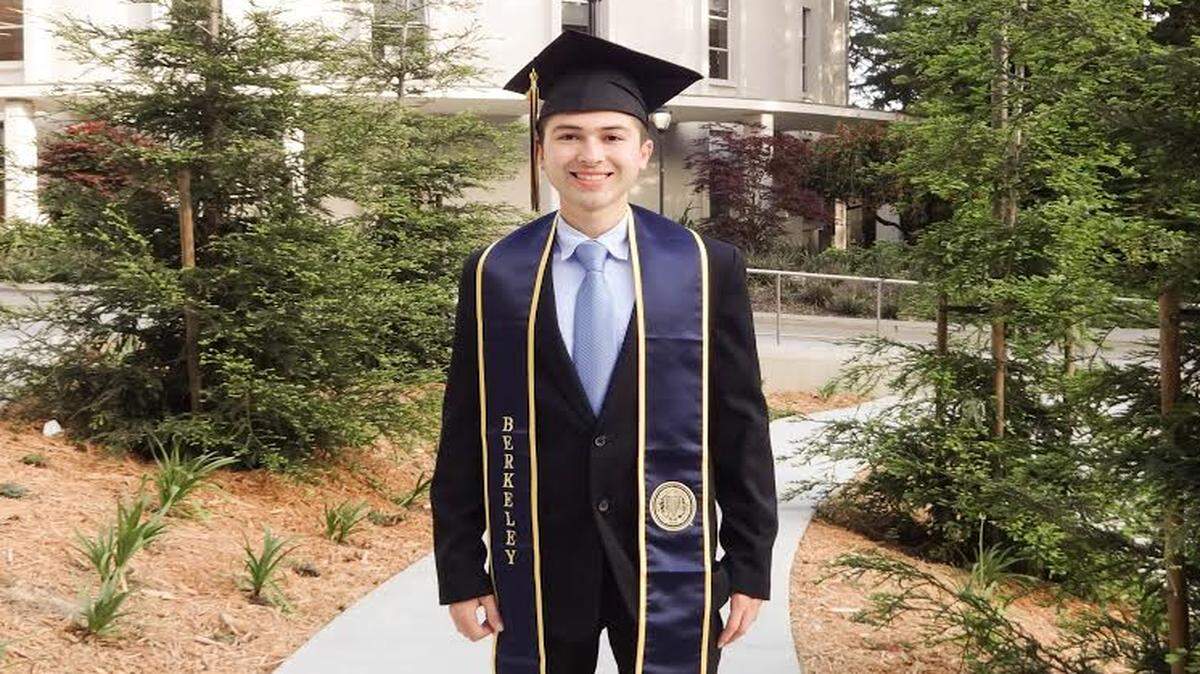 Dante Alvarado, fundador de MentorRoom durante el día de su graduación, en mayo de 2017, de la Universidad de California, Berkeley.