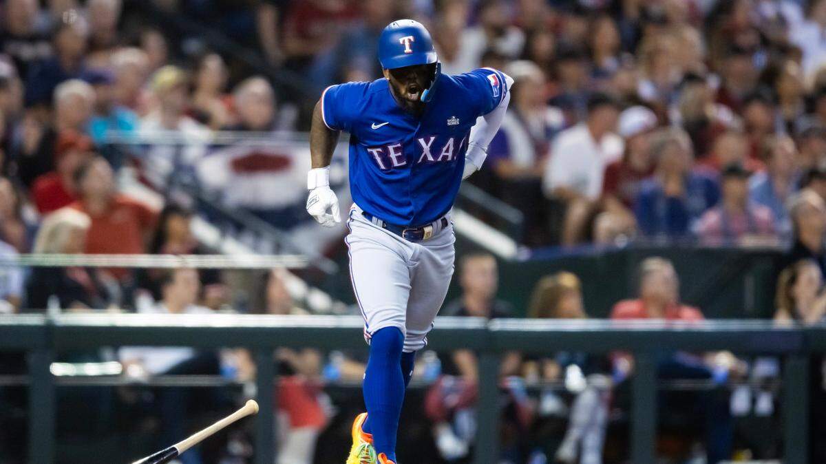 El jardinero de los Rangers de Texas Adolis García causó preocupación el lunes en la noche porque en su último turno al bate en el octavo capítulo ante los Diamondbacks dio muestras de dolor y se agarró la parte izquierda de la espalda, luego de realizar un swing potente y ser retirado con elevado a la pradera central.