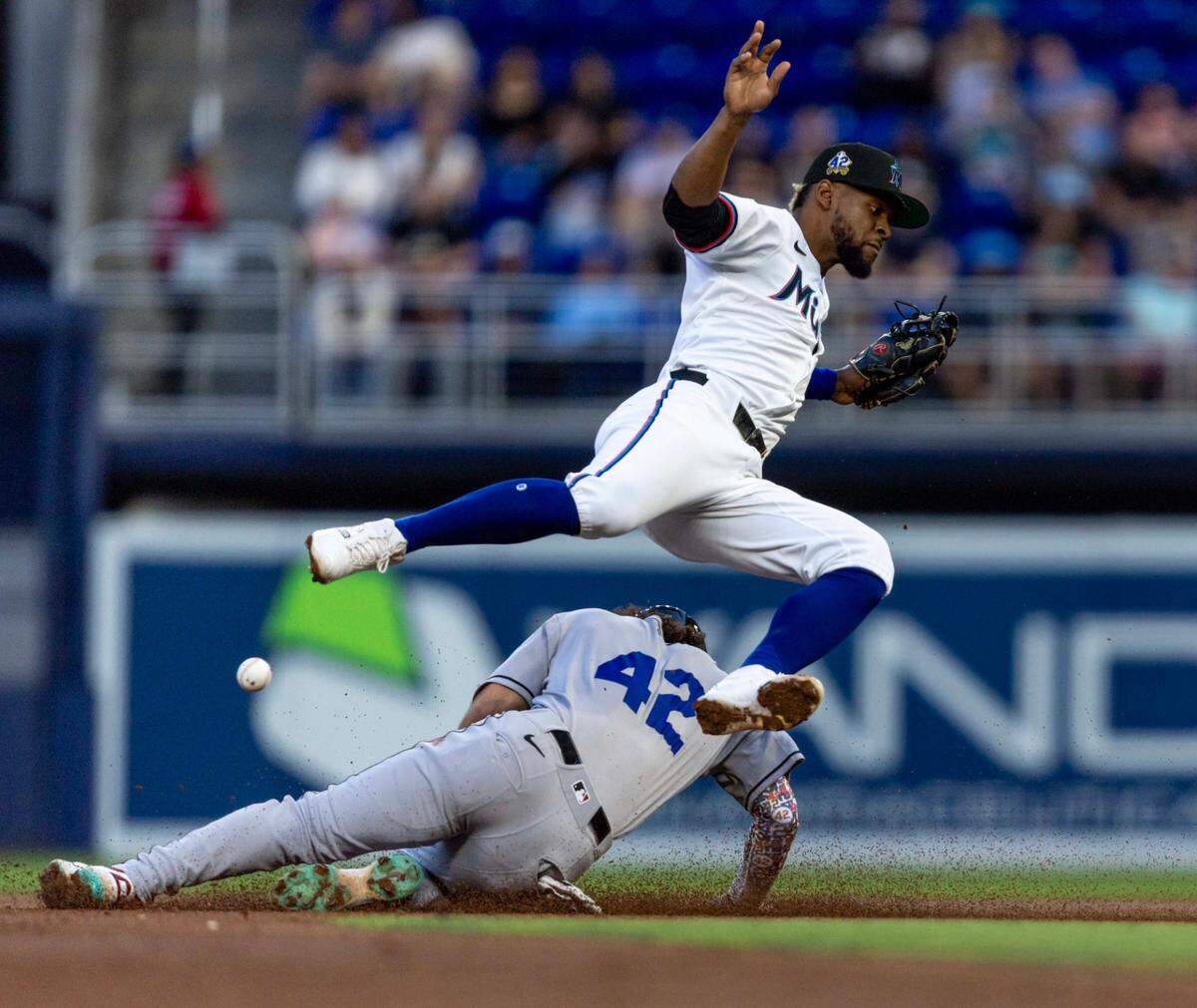 El segunda base de los Marlins Otto López salta sobre el jardinero de los Diamondbacks de Arizona Alek Thomas, en el segundo inning del partido celebrado el 15 de abril de 2025 en Miami.