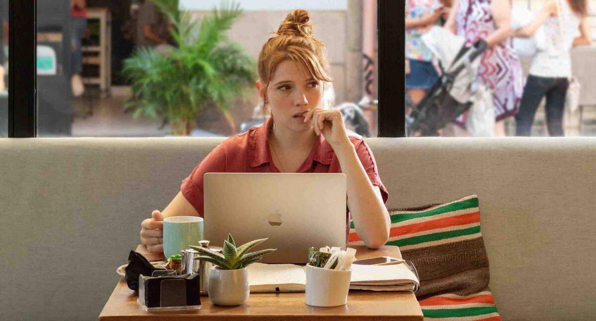 Por Netflix la serie ‘Valeria’ (2022) basada en las novelas de la escritora Elísabet Benavent.