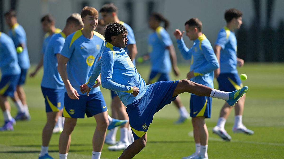 El astro de Barcelona Lamine Yamal (centro) entrena con sus compañeros de equipo, previo al partido de ida de cuartos de final de la Champions ante el Atlético de Madrid, el 7 de abril de 2026 en Barcelona. 