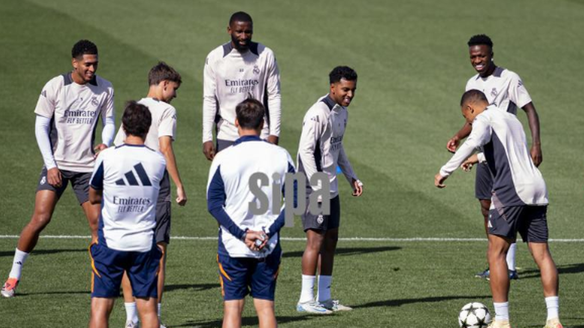 El delantero del Real Madrid Kylian Mbappé (der.) entrena con sus compañeros de equipo previo al partido contra Stuttgart en la Liga de Campeones.