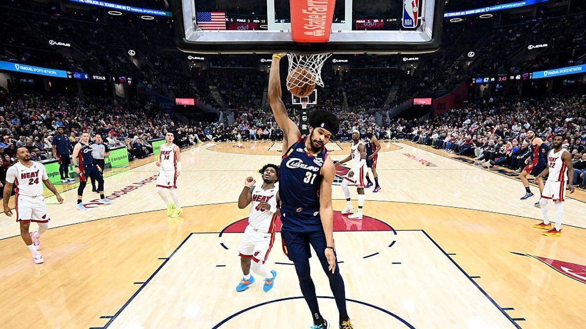 El jugador de los Cavaliers Jarrett Allen clava la pelota ante la defensa del Heat de Miami, en el partido de la NBA celebrado el 27 de marzo de 2026 en Cleveland.
