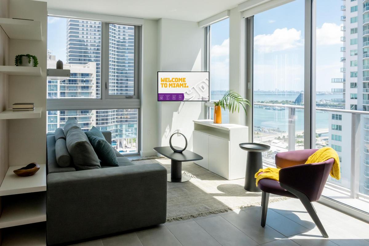 YOTELPAD redefine el lujo de los edificios del downtown de Miami, con un servicio de hotel y apartamentos que se pueden alquilar a corto plazo, y que ofrecen la posibilidad de invertir en un mercado de bienes raíces con gran demanda de alquileres.