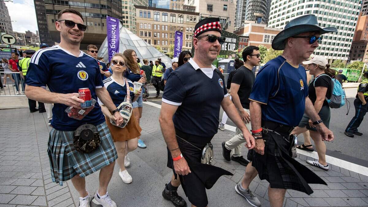 Miembros del Tartan Army se dirigen a la estación South Station para abordar trenes con destino al estadio de Boston, donde asistirán al partido del Mundial entre Escocia y Marruecos, en Boston, Massachusetts, el 19 de junio de 2026.