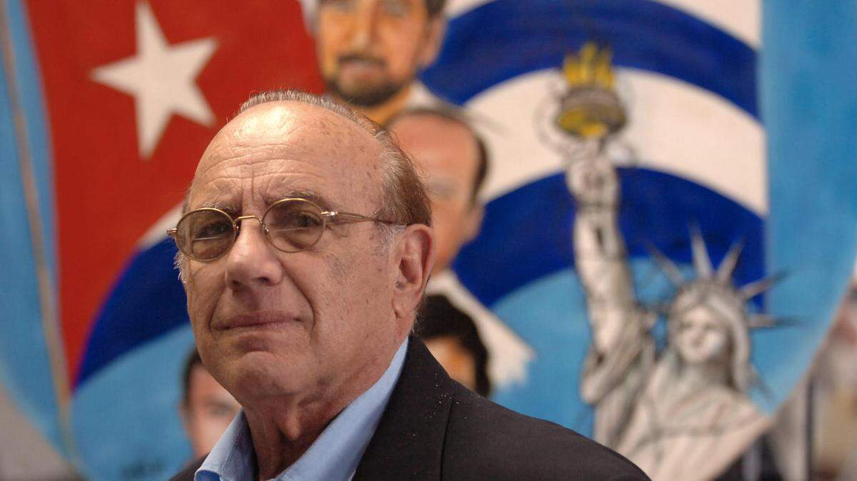 El polémico exiliado cubano Max Lesnik durante su última transmisión en la radio AM, el 13 de junio de 2008, antes de que la emisora WOCN 1450 se convirtiera en un canal deportivo de ESPN.