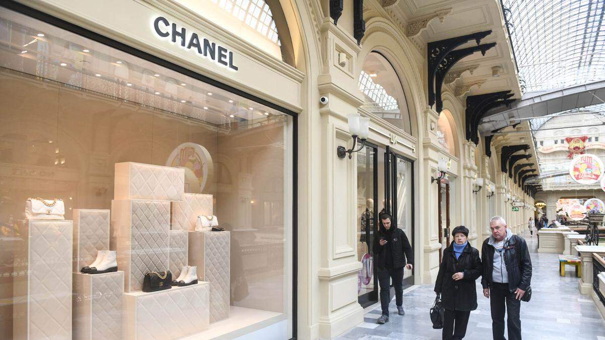 Foto de archivo del 15 de septiembre de 2022 que muestra a varias personas caminando frente a una tienda de Chanel en el centro comercial GUM, en Moscú. Marcas como Chanel abandonaron Rusia debido a las sanciones por la invasión de Ucrania, pero otras marcas de lujos siguen disponibles a pesar de la guerra.